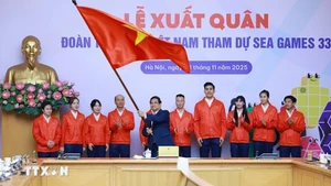 Премьер-министр Фам Минь Тьинь вручает флаг Спортивной делегации Вьетнама, участвующей в 33-х Играх ЮВА. Фото: ВИА