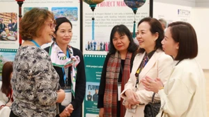 Председатель VFDA Нго Фыонг Лан (вторая справа) знакомит иностранных гостей с Данангским фестивалем азиатского кино и местами съемок во Вьетнаме. Фото: VFDA