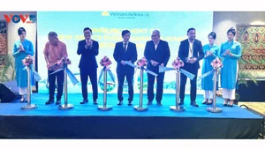 Делегаты разрезают ленту в знак открытия прямого авиарейса между Вьетнамом и Джакартой. Фото: VOV