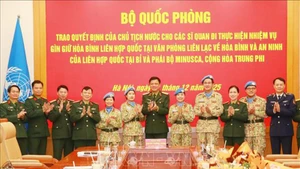 Генерал-полковник Нгуен Чыонг Тханг и руководители учреждений Министерства обороны поздравляют офицеров, готовящихся к отправке для участия в миротворческих операциях ООН. Фото: ВИА