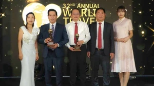 Руководители Национального парка Фонгня-Кебанг получают трофеи World Travel Awards.
