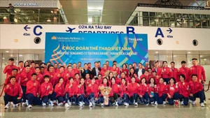 Церемония проводов вьетнамских спортсменов перед их отправлением в Таиланд на SEA Games 33 проходит в международном аэропорту Нойбай 7 декабря. Фото: ВИА