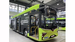 Модель электробуса EB12 компании «VinFast» на выставке. Фото: ВИА