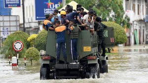 Эвакуация людей из затопленных районов в Гампахи, Шри-Ланка. Фото: Синьхуа/ВИА