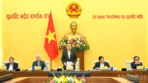 [Фото] Председатель НС Чан Тхань Ман председательствовал на конференции с органами и Канцелярией НС