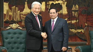 Премьер-министр Фам Минь Тьинь принимает губернатора префектуры Тотиги (Япония) Фукуду Томикадзу. Фото: Чан Хай