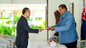 Посол Фан Минь Зянг вручает верительные грамоты г-ну Тому Марстерсу, представителю Короля Великобритании Карла III на Островах Кука. Фото: Посольство Вьетнама в Новой Зеландии