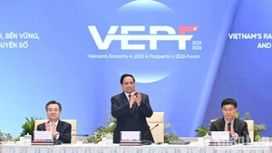 Премьер-министр Фам Минь Тьинь присутствует на пленарном заседании высокого уровня Вьетнамского экономического форума 2025 года. Фото: Чан Хай