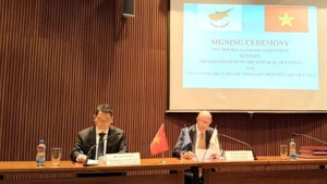 Заместитель министра финансов Вьетнама Као Ань Туан и Министр финансов Кипра Макис Кераванс подписывают соглашение об избежании двойного налогообложения. 