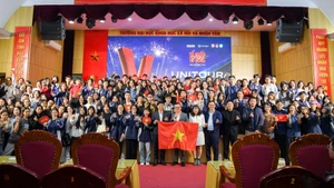 Главный редактор газеты «Нянзан» Ле Куок Минь, делегаты и студенты на показе фильма.