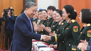 Генеральный секретарь ЦК КПВ То Лам и делегаты на встрече. Фото: Данг Кхоа