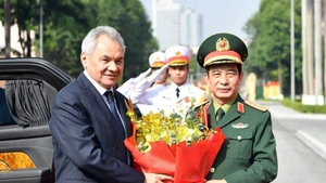 Генерал армии Фан Ван Зянг приветствует генерала армии Сергея Шойгу. 