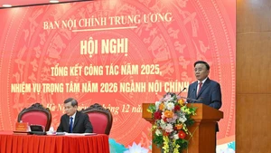 Постоянный член Секретариата Чан Кам Ту выступает на конференции. Фото: Тхюи Нгуен