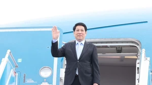 Президент Лыонг Кыонг в международном аэропорту Нойбай.