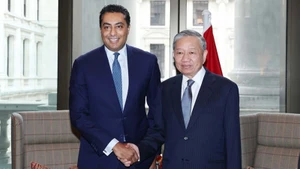 Генеральный секретарь ЦК КПВ То Лам принимает Са́йфа Ма́лика, генерального директора и директора по работе с корпоративными и инвестиционными клиентами банка Standard Chartered в Великобритании. Фото: ВИА