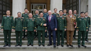 Генерал армии Фан Ван Зянг, государственный министр Вернон Коакер и делегаты двух стран.