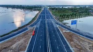 Участок скоростной автомагистрали Кантхо-Камау в районе транспортной развязки IC5, с полностью установленной системой дорожной разметки, знаков и освещения. Фото: ВИА