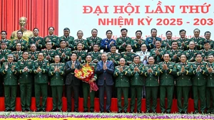 Генеральный секретарь ЦК КПВ То Лам и Президент Лыонг Кыонг фотографируются на память с делегатами партийной организации армии, которые примут участие в XIV съезде КПВ. Фото: Зюи Линь