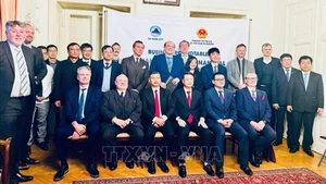 Делегаты фотографируются на память на беседе. Фото: ВИА