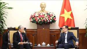 Министр иностранных дел Ле Хоай Чунг (справа) и губернатор префектуры Тотиги. Фото: ВИА 