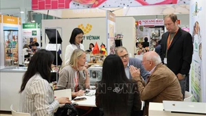 Международные клиенты знакомятся с вьетнамскими продуктами. Фото: ВИА