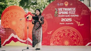 Генеральный консул Нгуен Тхань Ха выступает на фестивале. Фото: ВИА