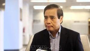 Профессор Ву Минь Кхыонг отвечает на вопросы корреспондента ВИА в Сингапуре. Фото: ВИА