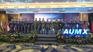 Вьетнамская делегация и представители Индонезии и США фотографируются на память на мероприятии. Фото: ВИА