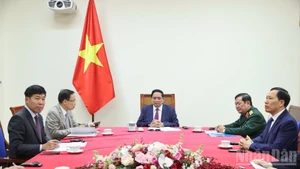 Премьер-министр Фам Минь Тьинь проводит телефонный разговор с Премьер-министром Малайзии Анваром Ибрагимом. Фото: Чан Хай