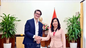 Заместитель министра иностранных дел Ле Тхи Тху Ханг и старший исполнительный редактор Bloomberg по Азиатско-Тихоокеанскому региону Джона Фраэр. Фото: ВИА