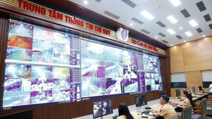 Кадры и бойцы дорожной полиции осуществляют круглосуточный мониторинг дорожного движения с помощью ИИ-камер в Информационно-командном центре Департамента дорожной полиции Министерства общественной безопасности Вьетнама. Фото: ВИА