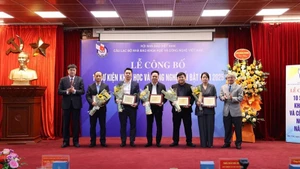 Вручение цветов и сертификатов отдельным лицам и коллективам, чьи достижения были признаны выдающимися.