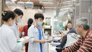 Врачи во время осмотра пациента. Фото: ВИА