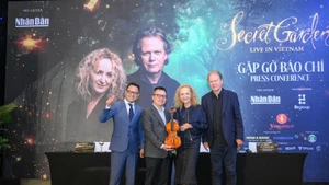 Группа Secret Garden дарит скрипку организатору концентра «Secret Garden Live in Vietnam». 