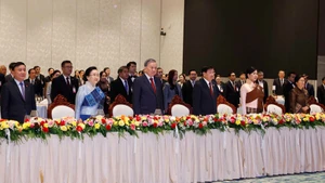 Делегаты проводят церемонию приветствия флага. 