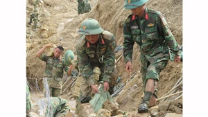 Офицеры и военнослужащие 34-го армейского корпуса прокладывают пути в деревни коммуны Нгоклинь, изолированные из-за ливней и наводнений. Фото: ВИА