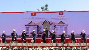 Делегаты проводят церемонию закладки первого камня Центра управления безопасностью Министерства общественной безопасности Лаоса. Фото: Зюи Тоан