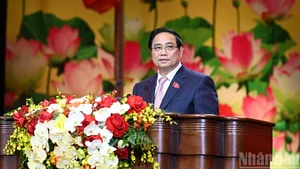 Премьер-министр Фам Минь Тьинь выступает на конференции. Фото: Чан Хай