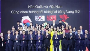 Президент Лыонг Кыонг и делегаты на программе «День Вьетнама». Фото: ВИА