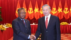 Генеральный секретарь ЦК КПВ То Лам принимает члена Политбюро Народного движения за освобождение Анголы (МПЛА) Жорже Иносениу Домболу, прибывшего для участия в торжественном мероприятии по случаю 50-летия освобождения Южного Вьетнама и воссоединения страны (29 апреля 2025 года). Фото: ВИА