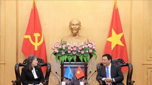 Директор Государственной политической академии имени Хо Ши Мина Нгуен Суан Тханг принимает г-жу Джун Кунуги, директора ЮНИСЕФ по Восточной Азии и Тихоокеанскому региону. Фото: ВИА