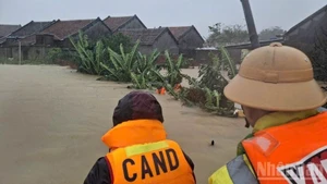 Продолжительные сильные дожди являются причиной масштабных наводнений во многих центральных провинциях и городах.