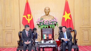 Товарищ Нгуен Суан Тханг принимает Посла Индии во Вьетнаме Церинга В. Шерпу. Фото: Фам Кыонг