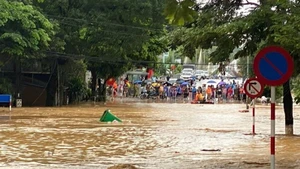 Улицы в квартале Тхукфан (провинция Каобанг) погрузились под воду из-за сильного наводнения. Фото: ВИА