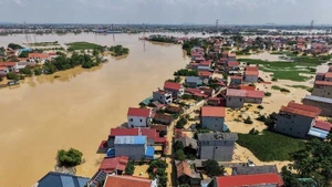 Наводнение, вызванное тайфуном «Матмо», нанесло ущерб на сумму свыше 8,72 трлн донгов, более 12 230 жилых домов остаются подтопленными. Фото: ВИА