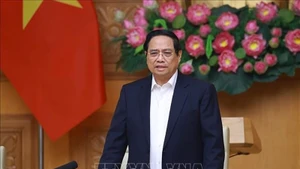 Премьер-министр Фам Минь Тьинь проводит совещание по реализации стремительной кампании «Куанг Чунг» по строительству жилья для семей, пострадавших от стихийных бедствий в Центральном Вьетнаме. Фото: ВИА