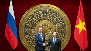 Зампредседателя НС Нгуен Кхак Динь приветствует Первого зампредседателя Совета Федерации ФС РФ А. В. Яцкина. Фото: quochoi.vn