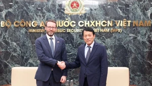 Генерал армии Лыонг Там Куанг и Посол Великобритании во Вьетнаме Иэн Фрю. Фото: bocongan.gov.vn