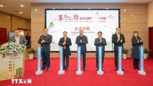 Делегаты проводят церемонию открытия выставки. Фото: ВИА