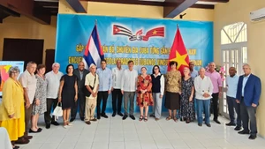 Посол Ле Куанг Лонг фотографируется с делегатами на встрече. Фото: Посольство Вьетнама на Кубе